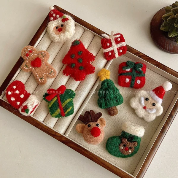 Cute Christmas brooch female atmosphere gift felt cartoon snowman pin sweater scarf bag decoration